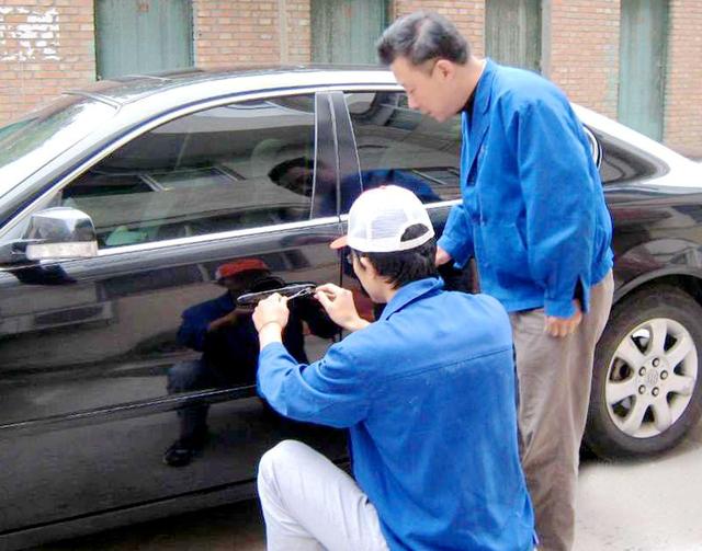 镶黄旗汽车钥匙丢在车里面怎么办?